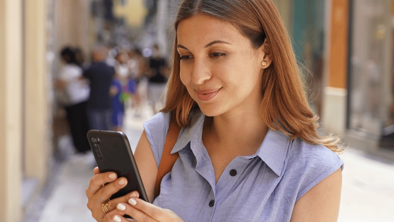 photo woman looking at mobile device