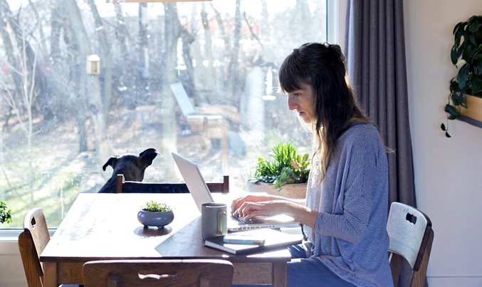 People who work from home earn more than those who commute—here's why